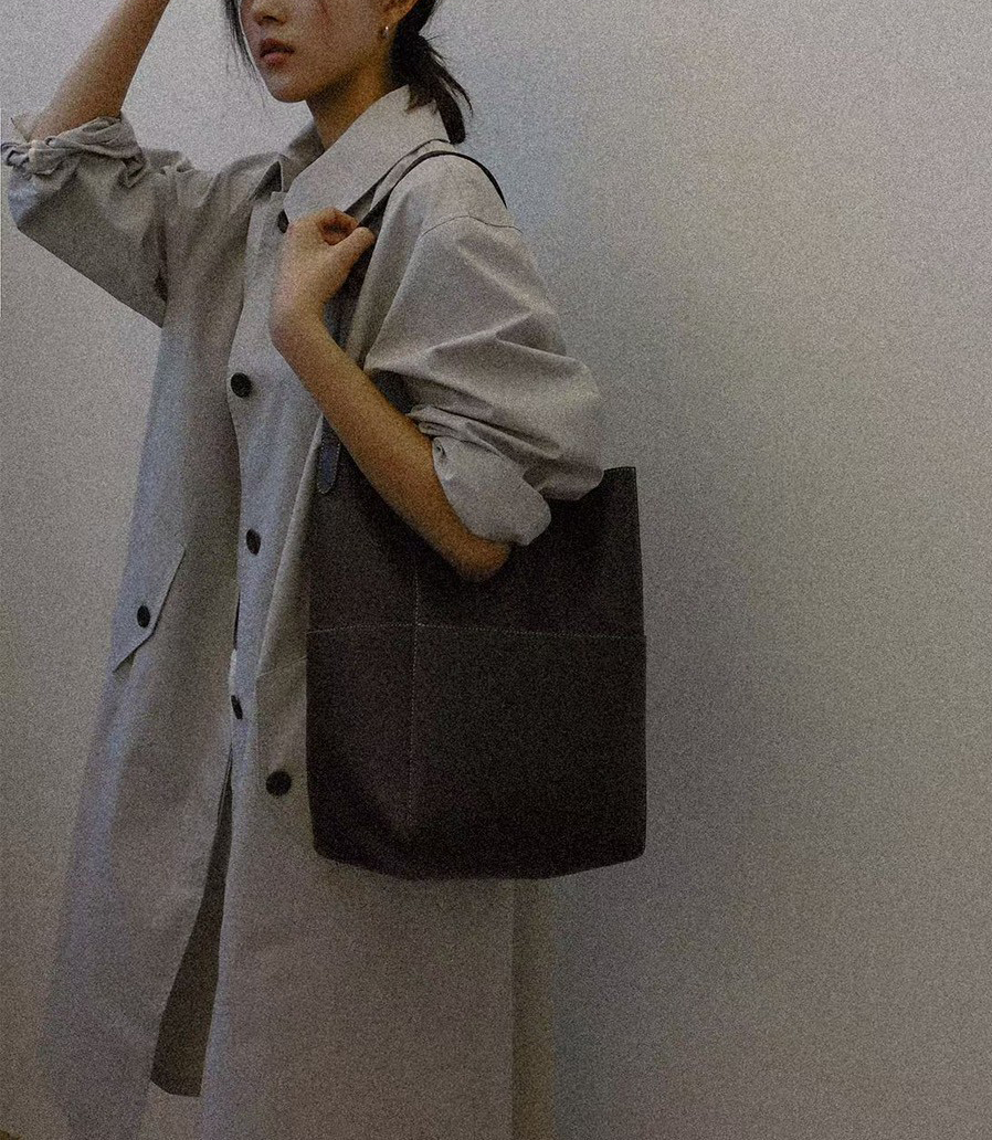 B52.質感家優雅後打褶風衣長外套