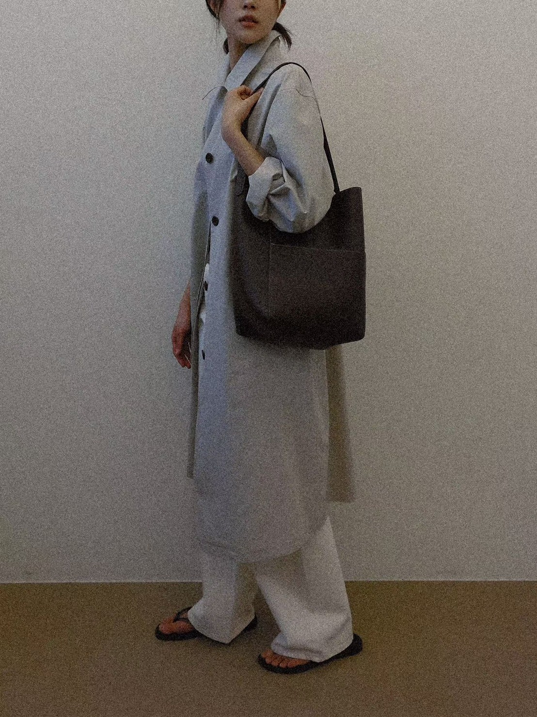 B52.質感家優雅後打褶風衣長外套