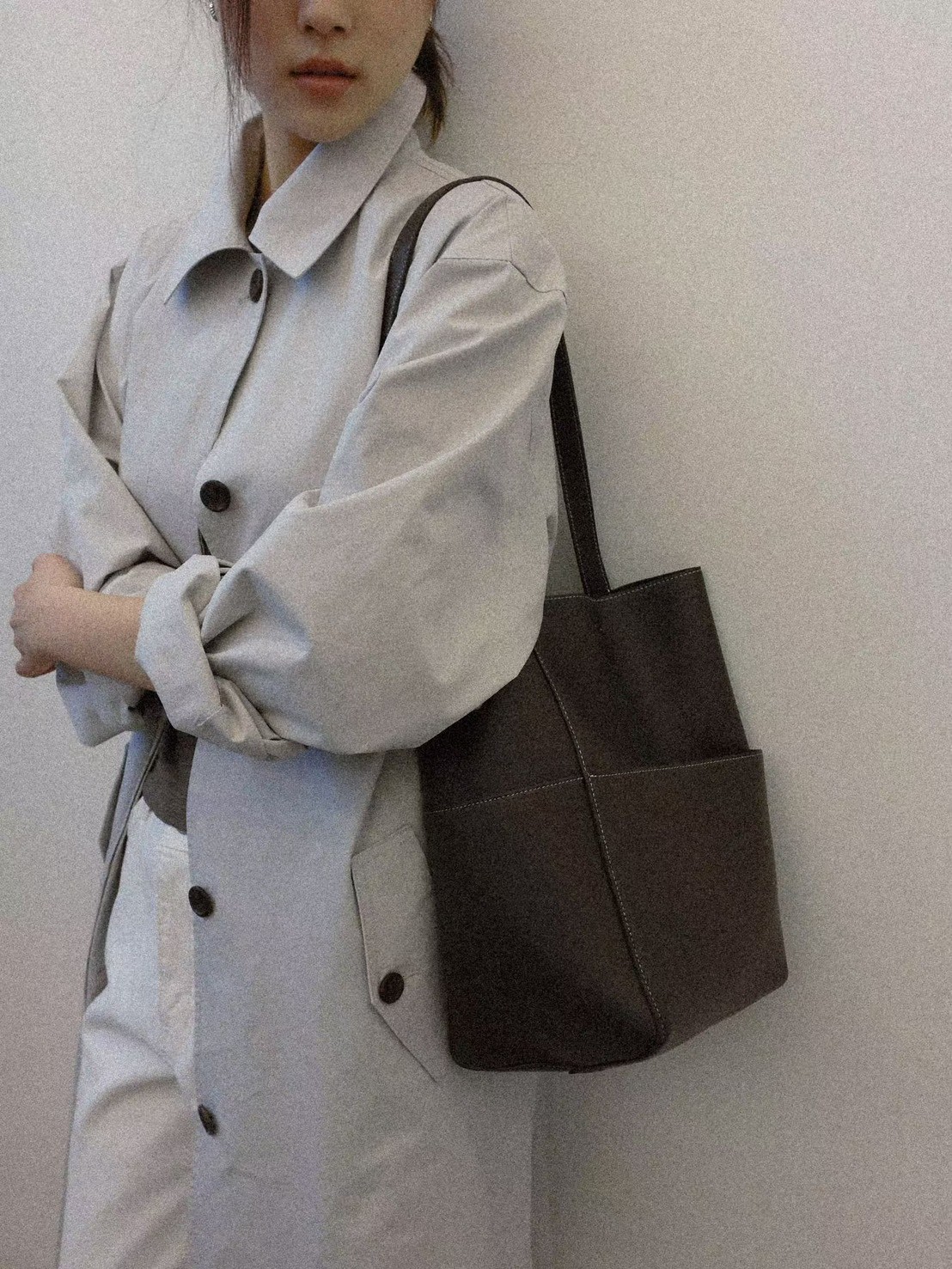 B52.質感家優雅後打褶風衣長外套