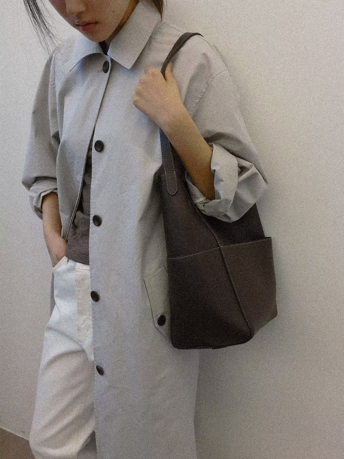 B52.質感家優雅後打褶風衣長外套