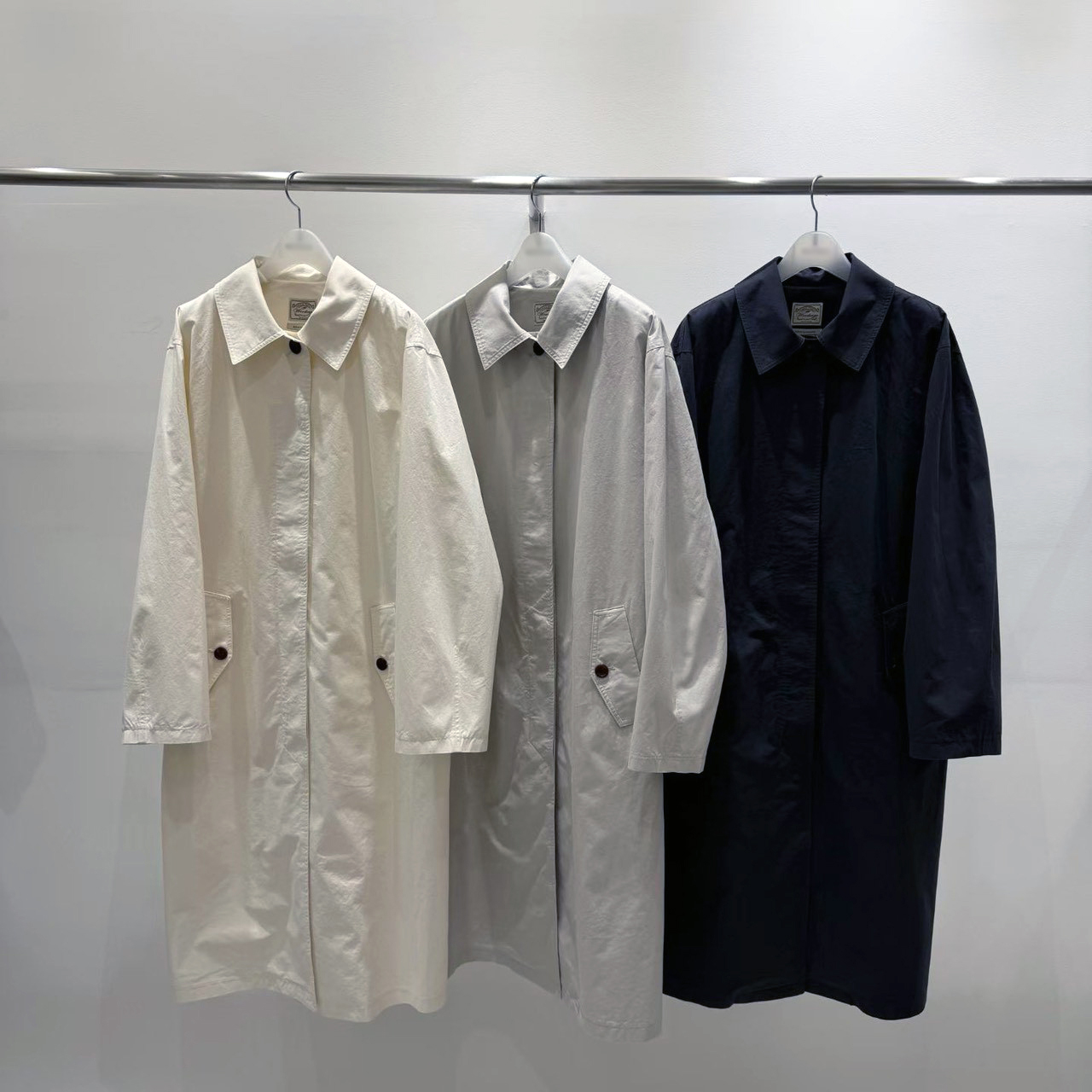 B52.質感家優雅後打褶風衣長外套