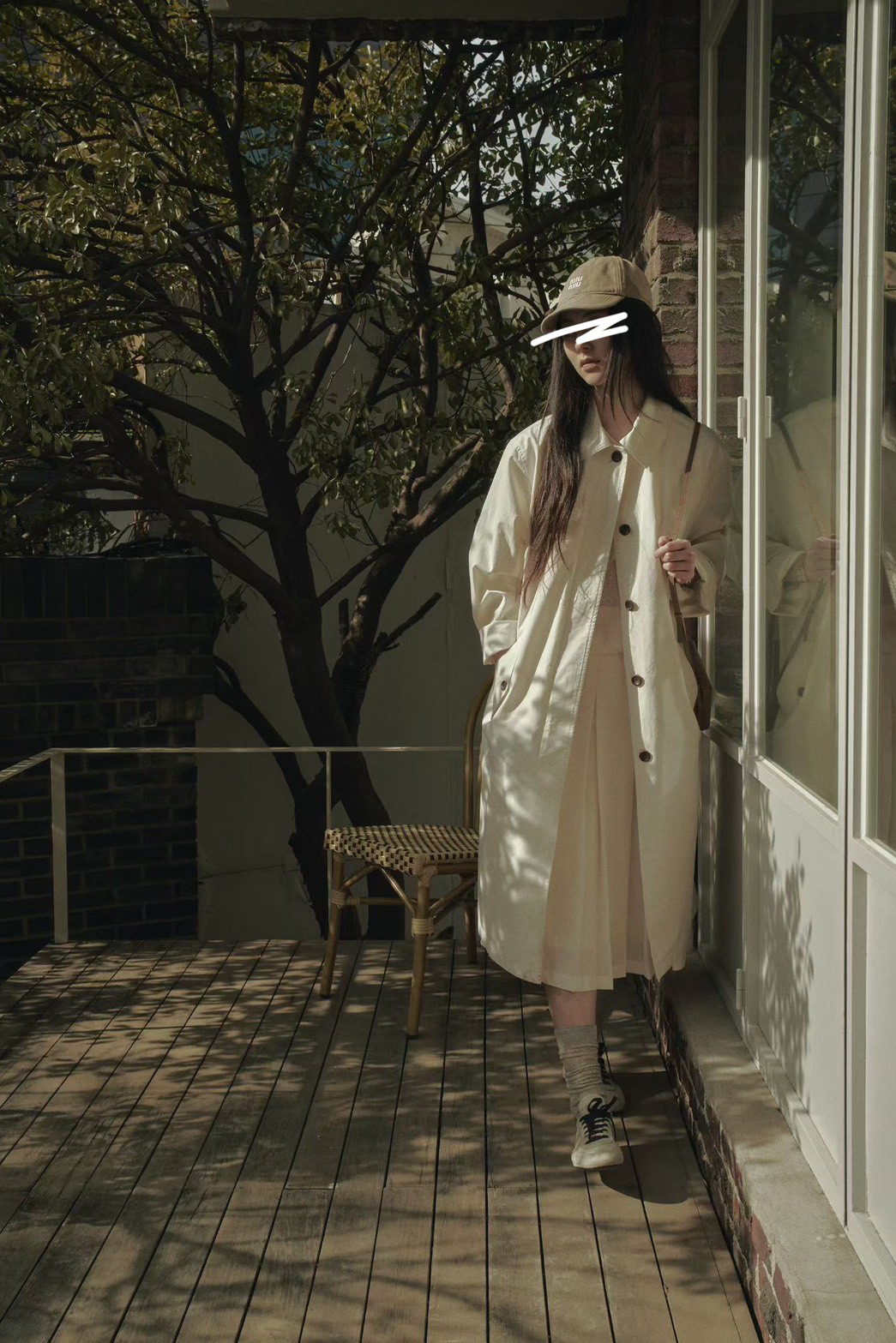 B52.質感家優雅後打褶風衣長外套