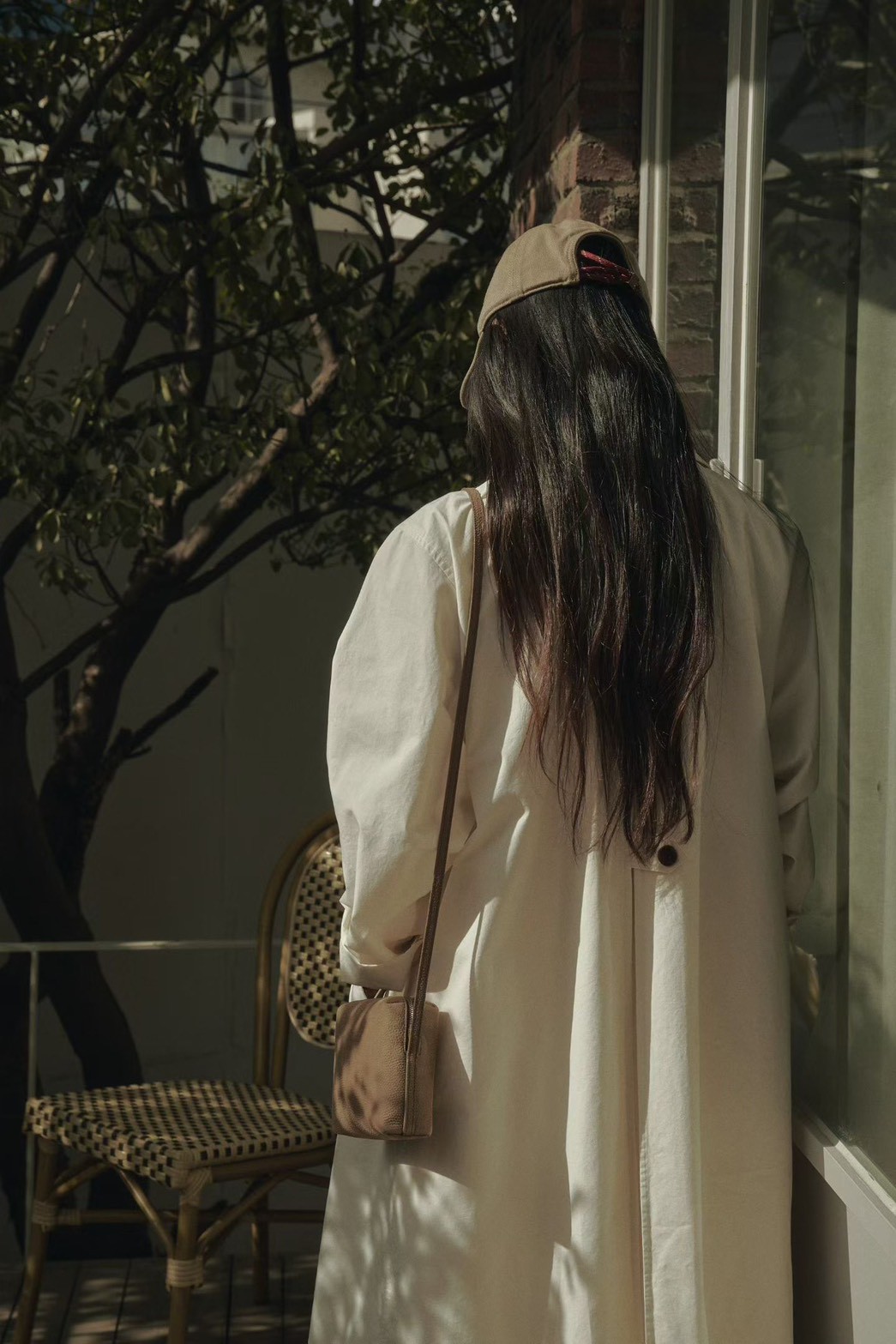 B52.質感家優雅後打褶風衣長外套