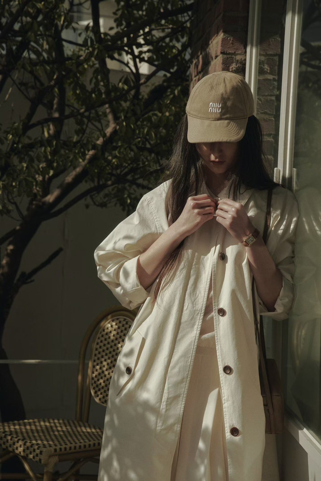 B52.質感家優雅後打褶風衣長外套