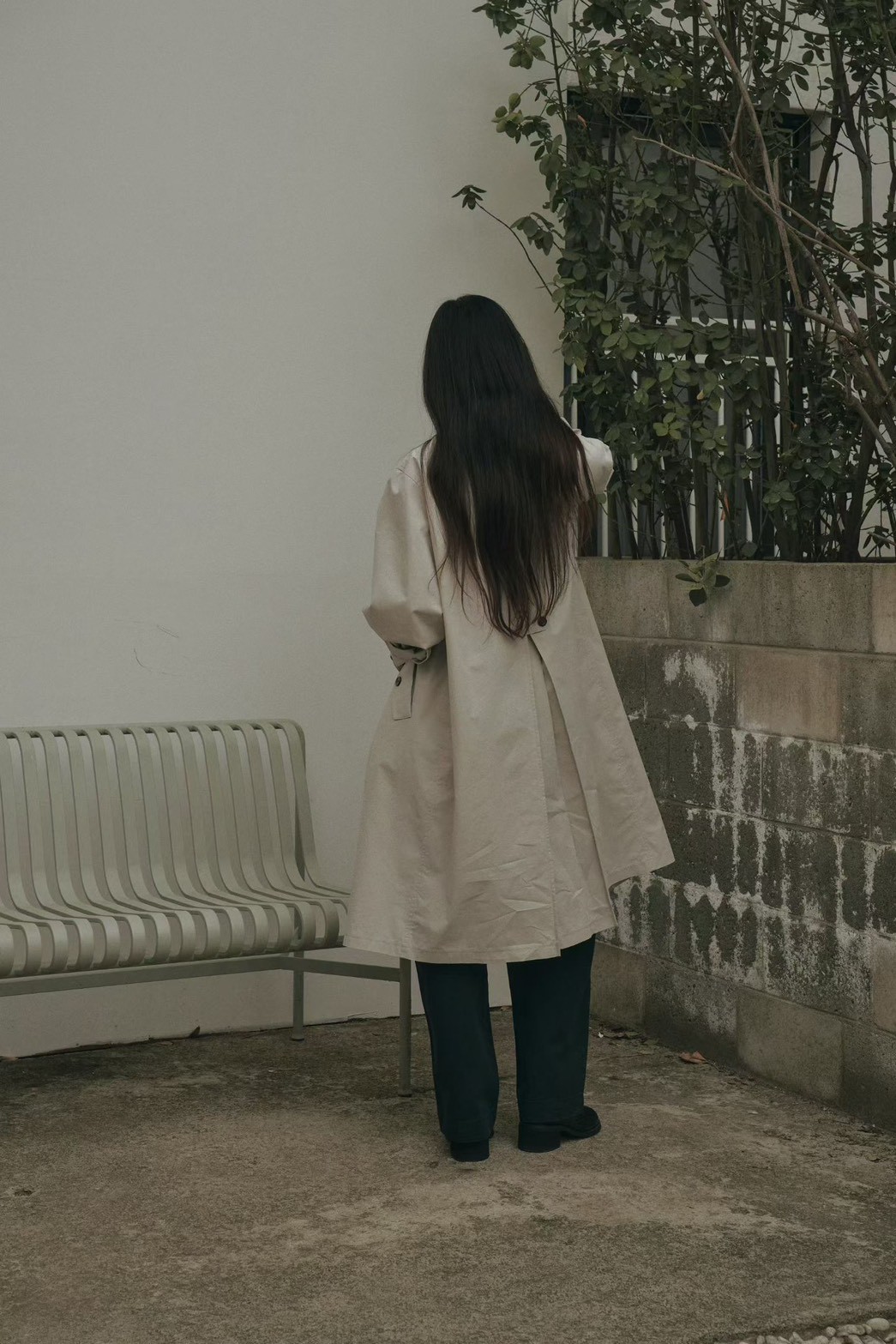 B52.質感家優雅後打褶風衣長外套