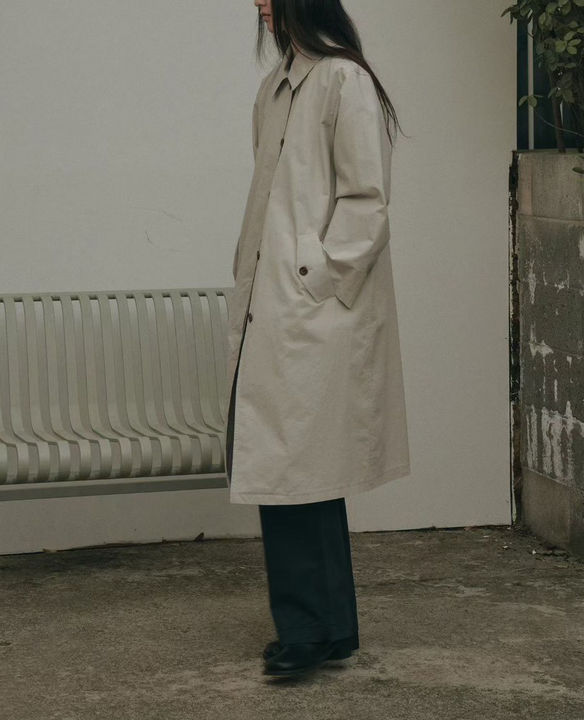 B52.質感家優雅後打褶風衣長外套