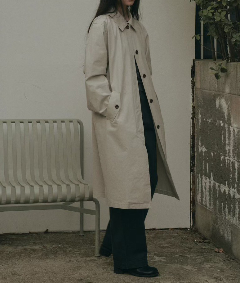 B52.質感家優雅後打褶風衣長外套