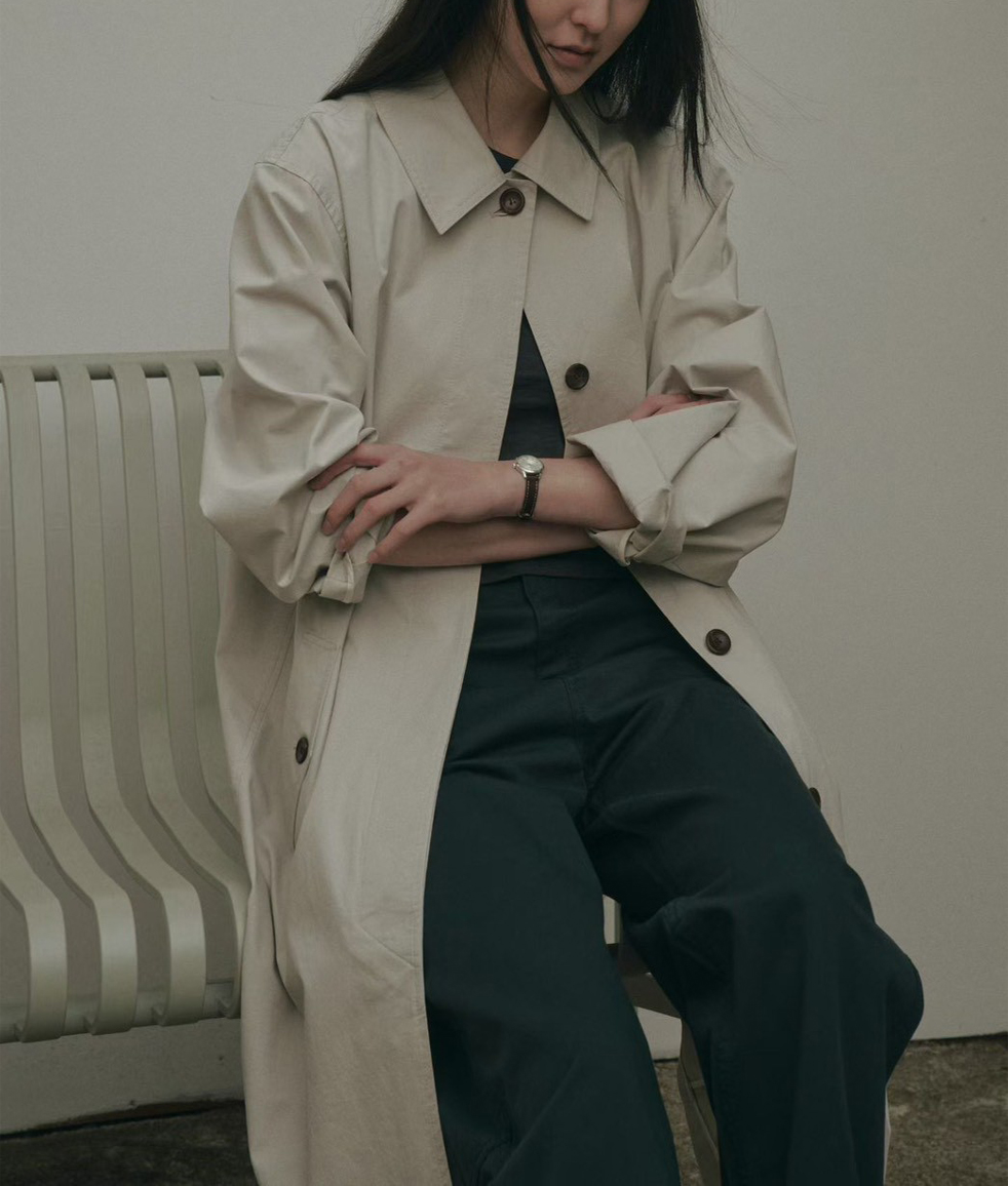 B52.質感家優雅後打褶風衣長外套