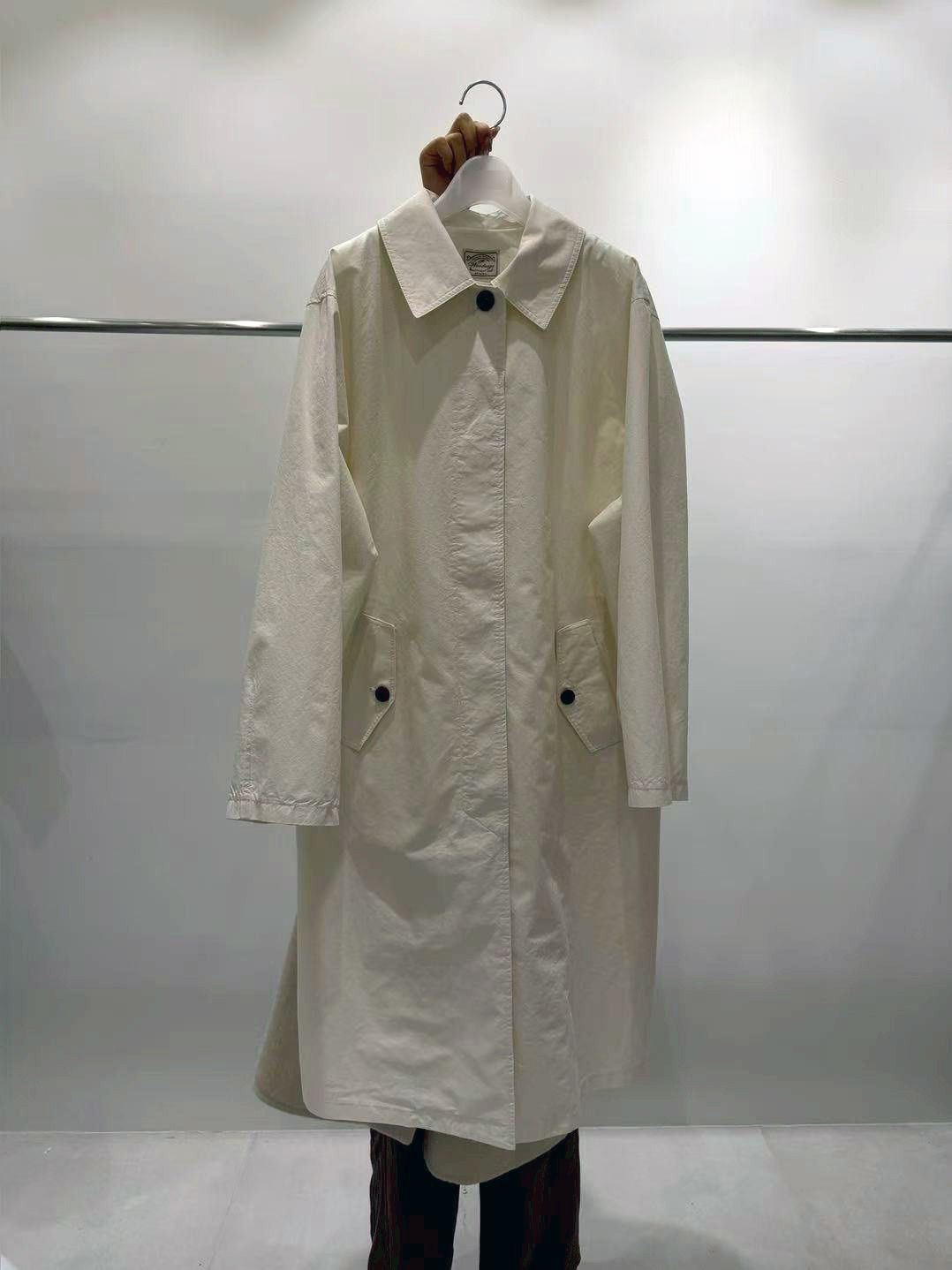 B52.質感家優雅後打褶風衣長外套