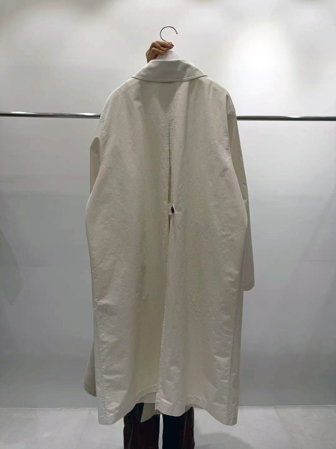 B52.質感家優雅後打褶風衣長外套