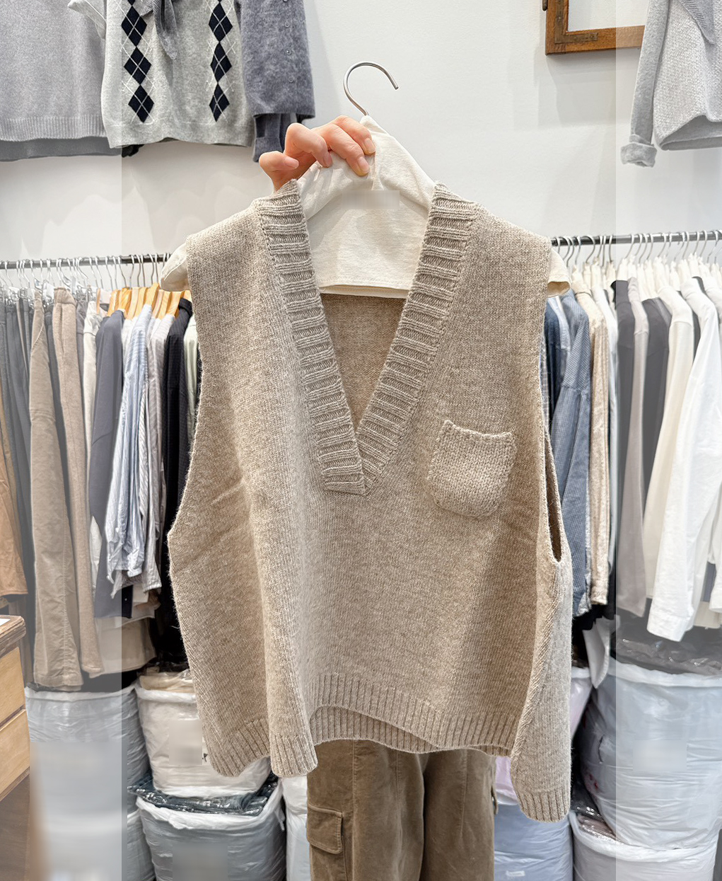 C29.單邊小口袋坑條V領80%WOOL背心
