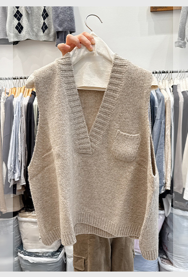 C29.單邊小口袋坑條V領80%WOOL背心