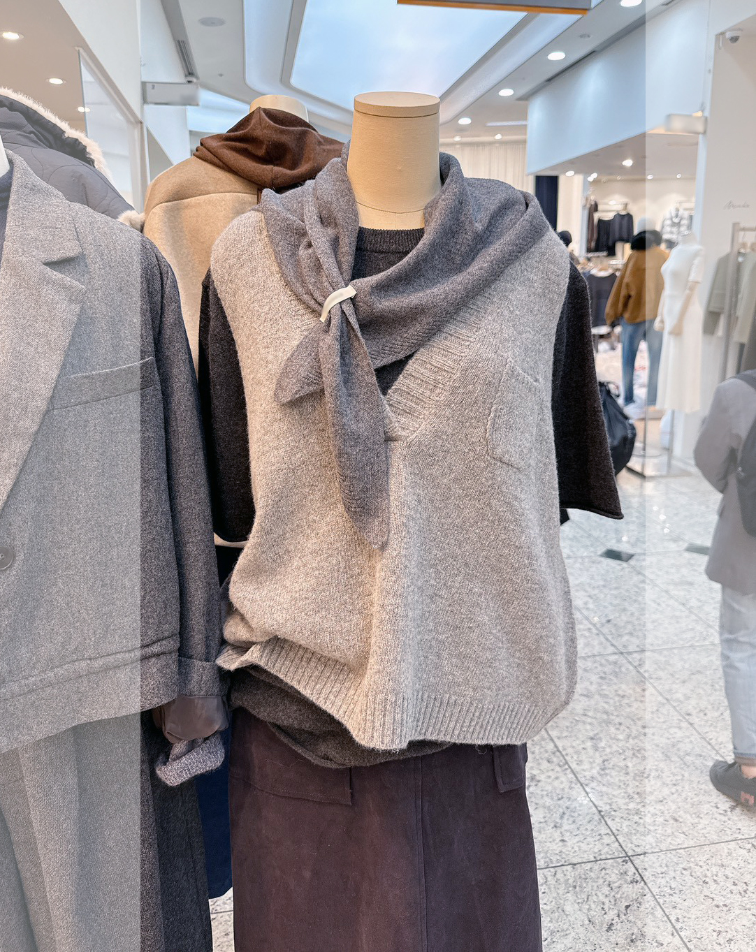 C29.單邊小口袋坑條V領80%WOOL背心