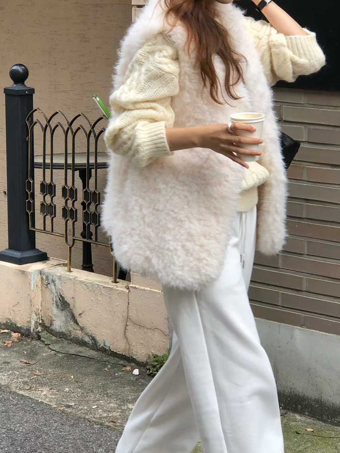 B60.大V家毛毛可愛背心罩衫