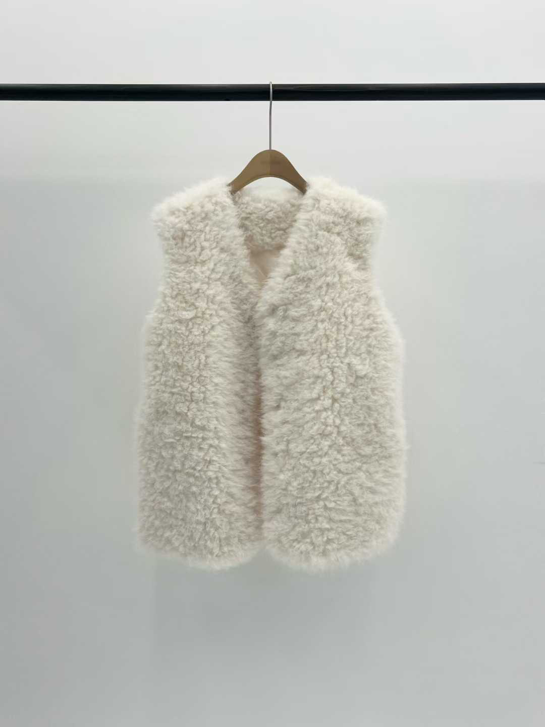 B60.大V家毛毛可愛背心罩衫