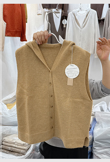A10.木木家5%CASHMERE連帽排釦背心