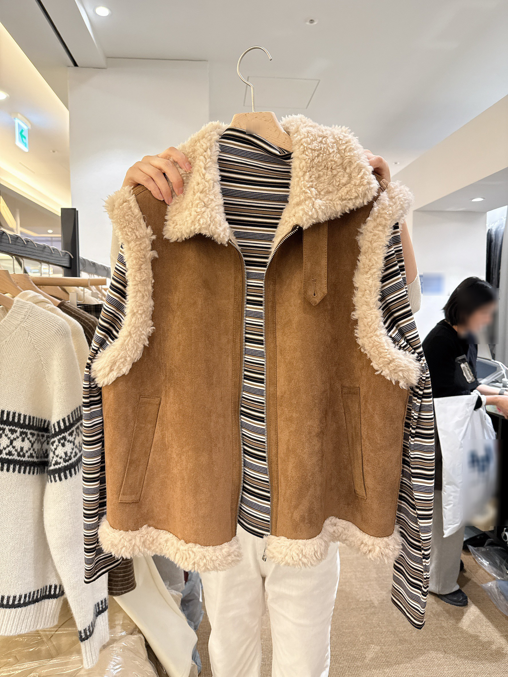 A44.復古時髦麂皮翻毛背心