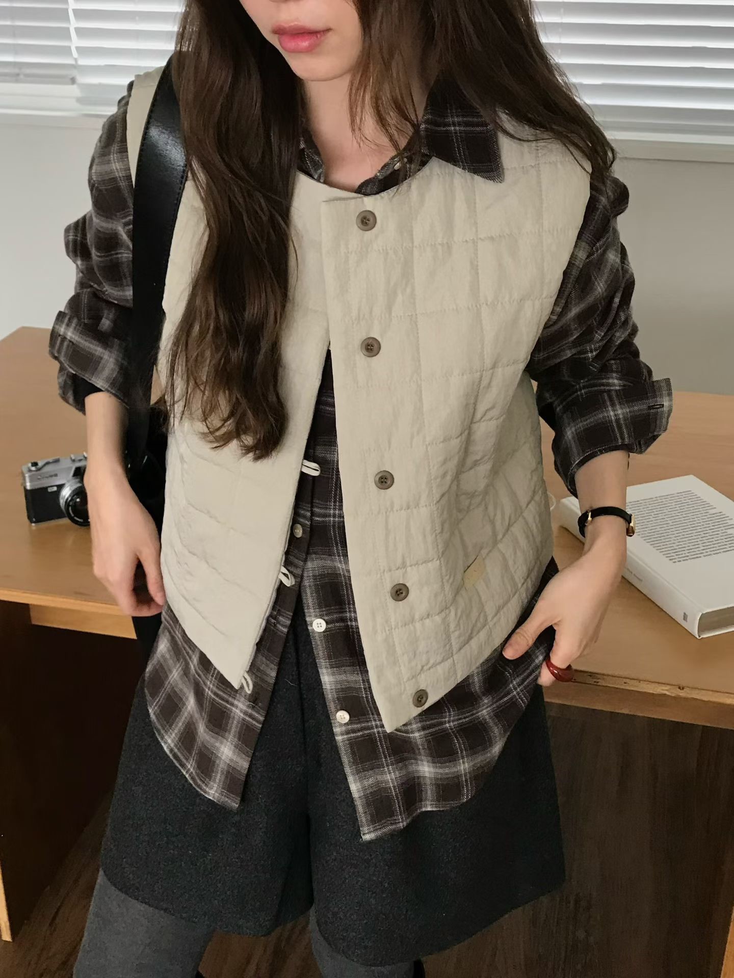 A72.輕巧女孩格子鬆餅背心