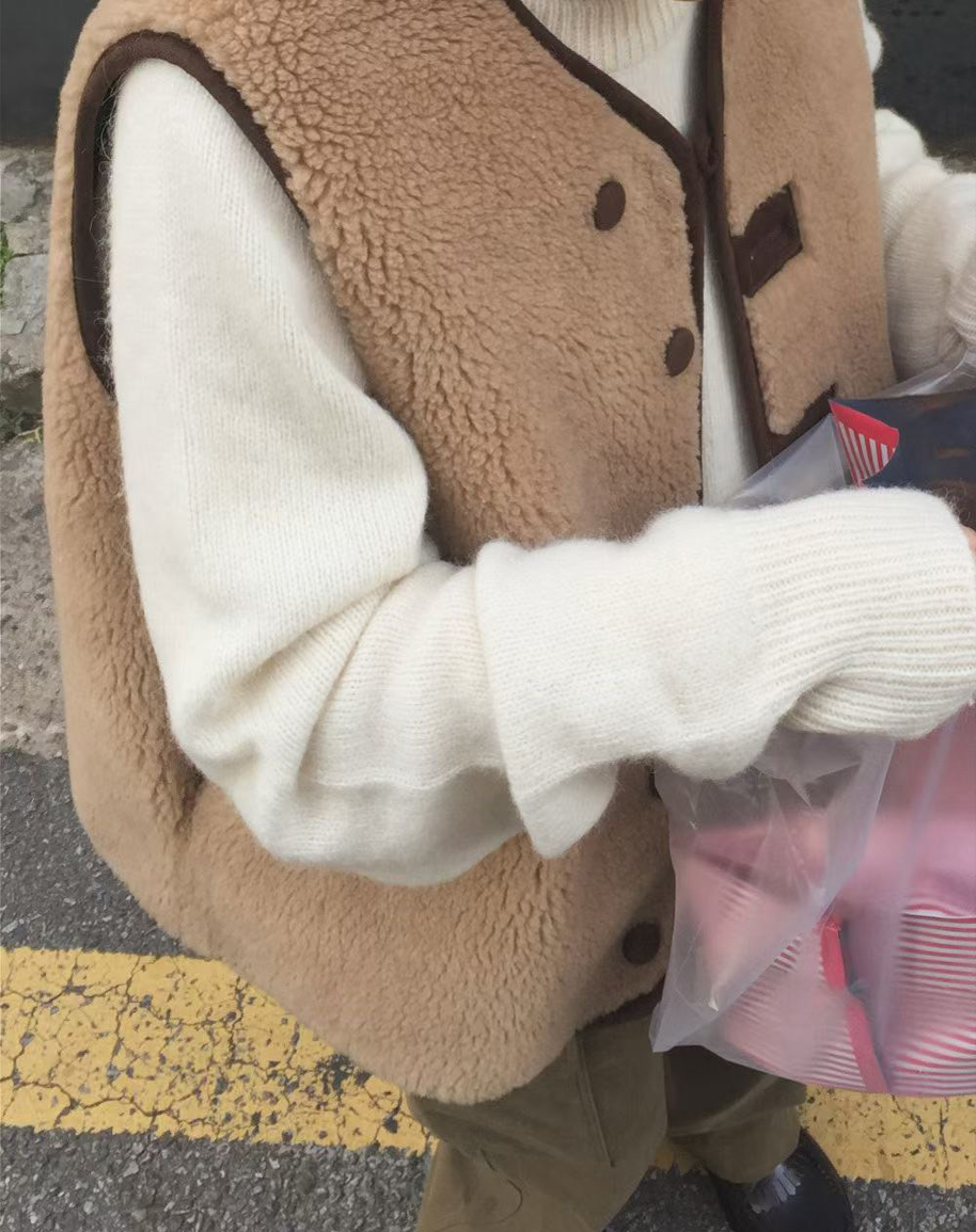 B20.兩面穿排釦羊羔毛背心外套