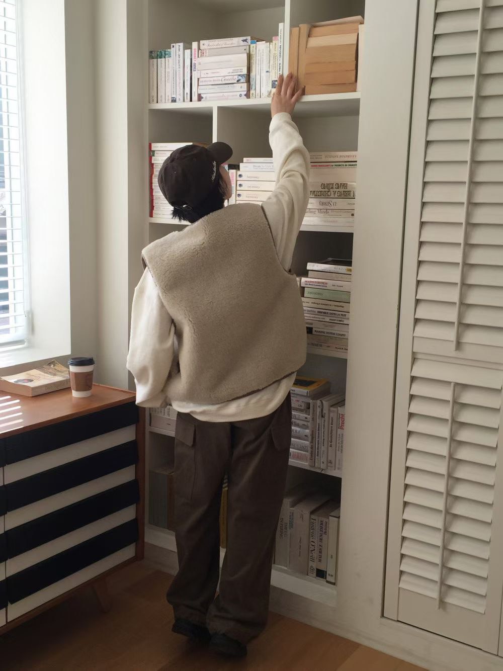 B20.兩面穿排釦羊羔毛背心外套