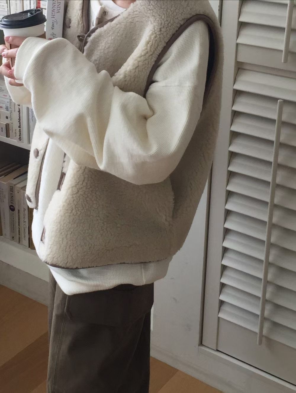 B20.兩面穿排釦羊羔毛背心外套