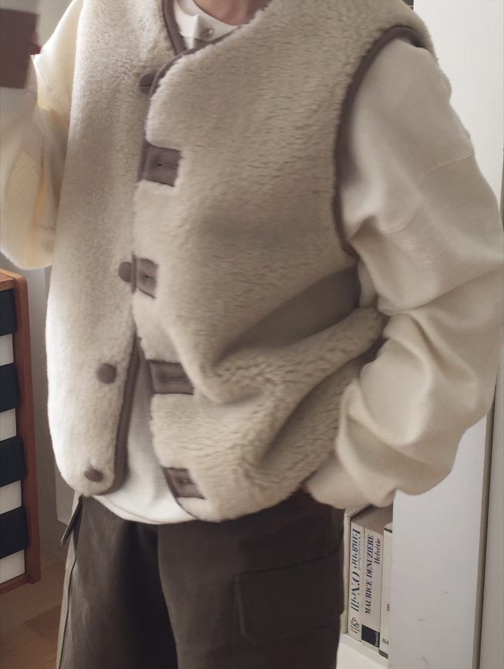 B20.兩面穿排釦羊羔毛背心外套