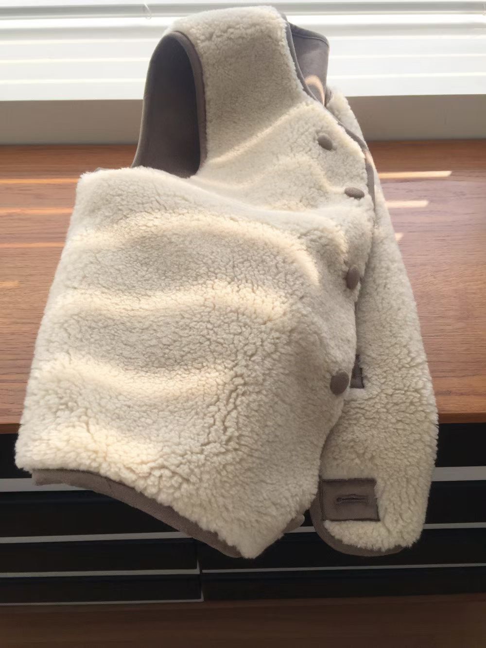 B20.兩面穿排釦羊羔毛背心外套