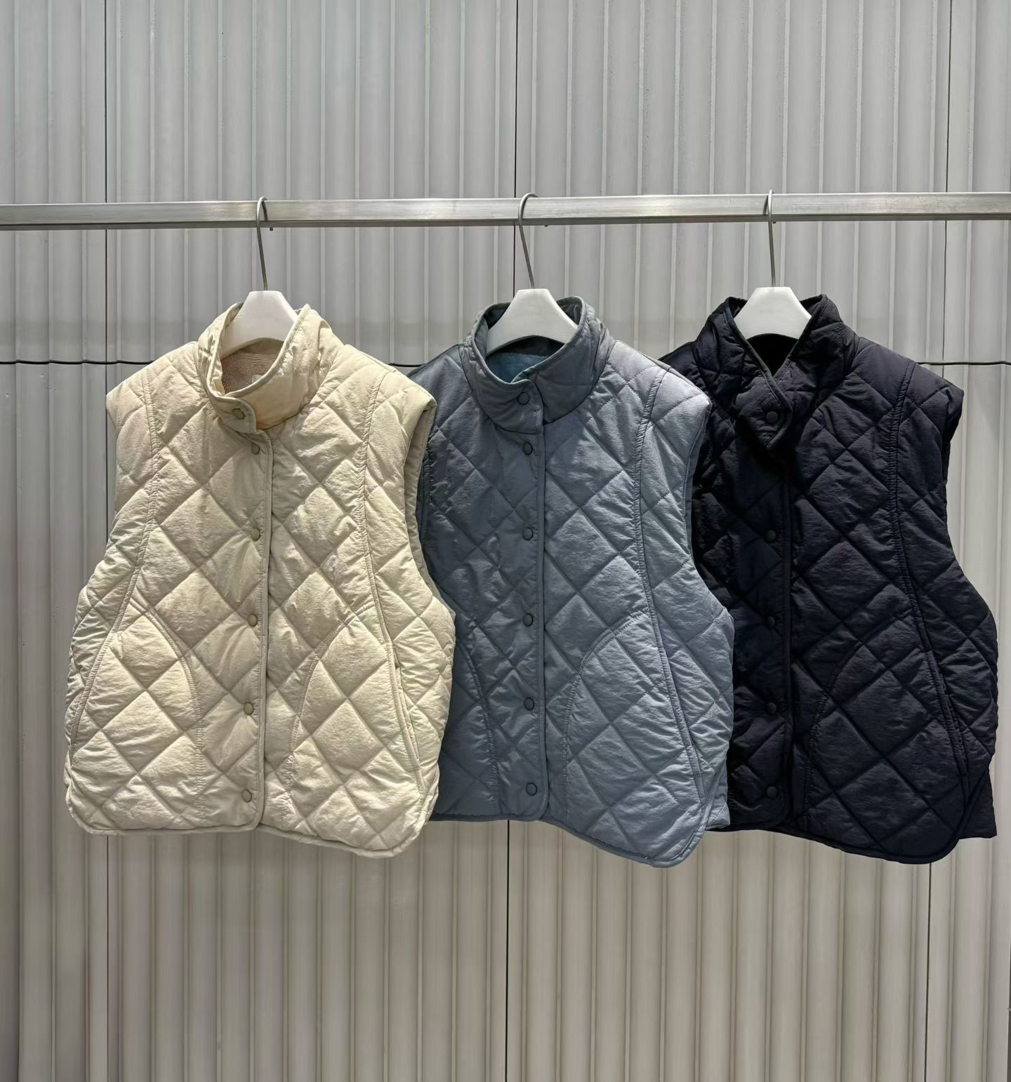 B38.帽可調家內毛毛菱格紋背心