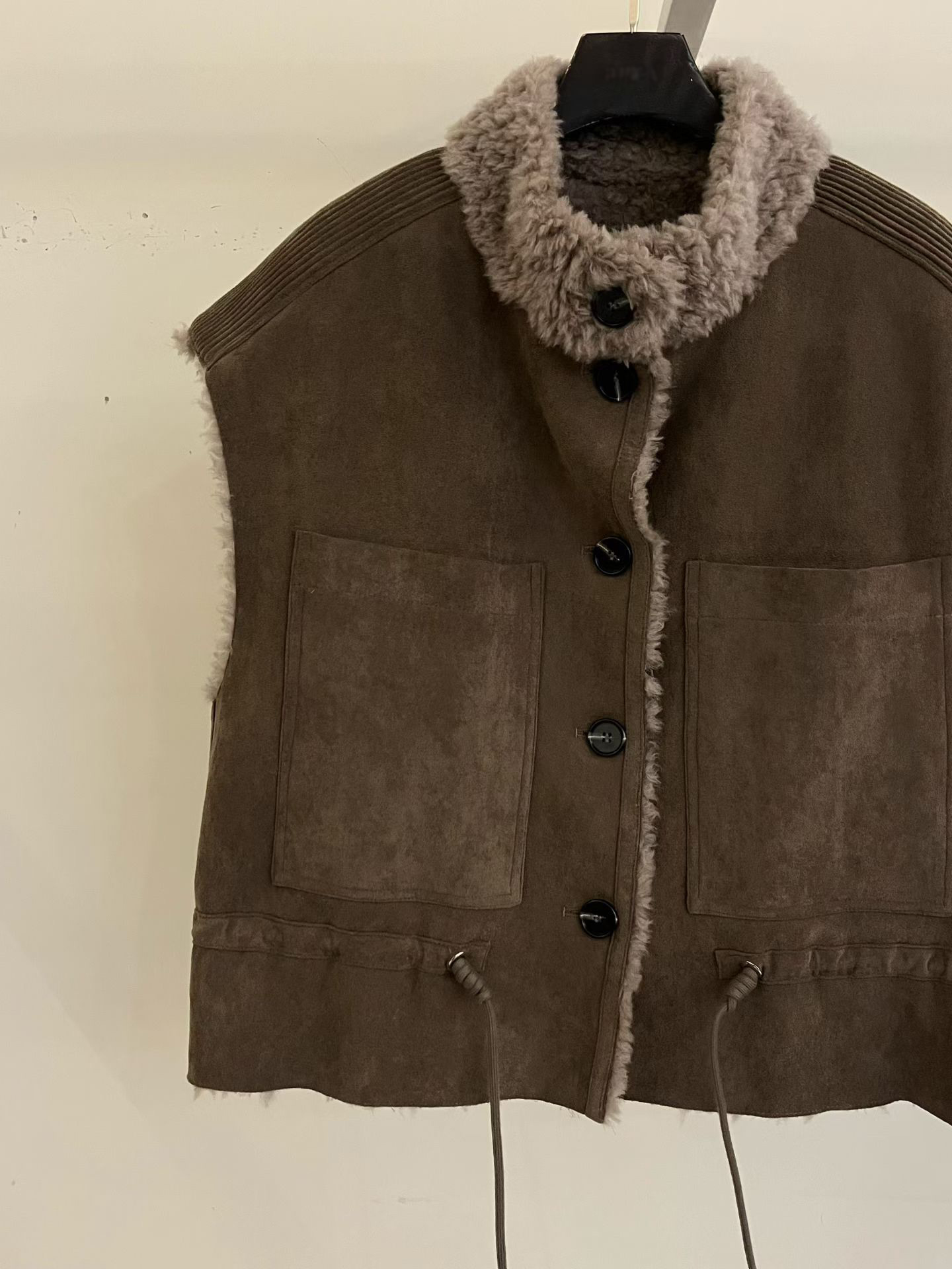 B60.正反2WAY羊羔毛包肩大口袋背心