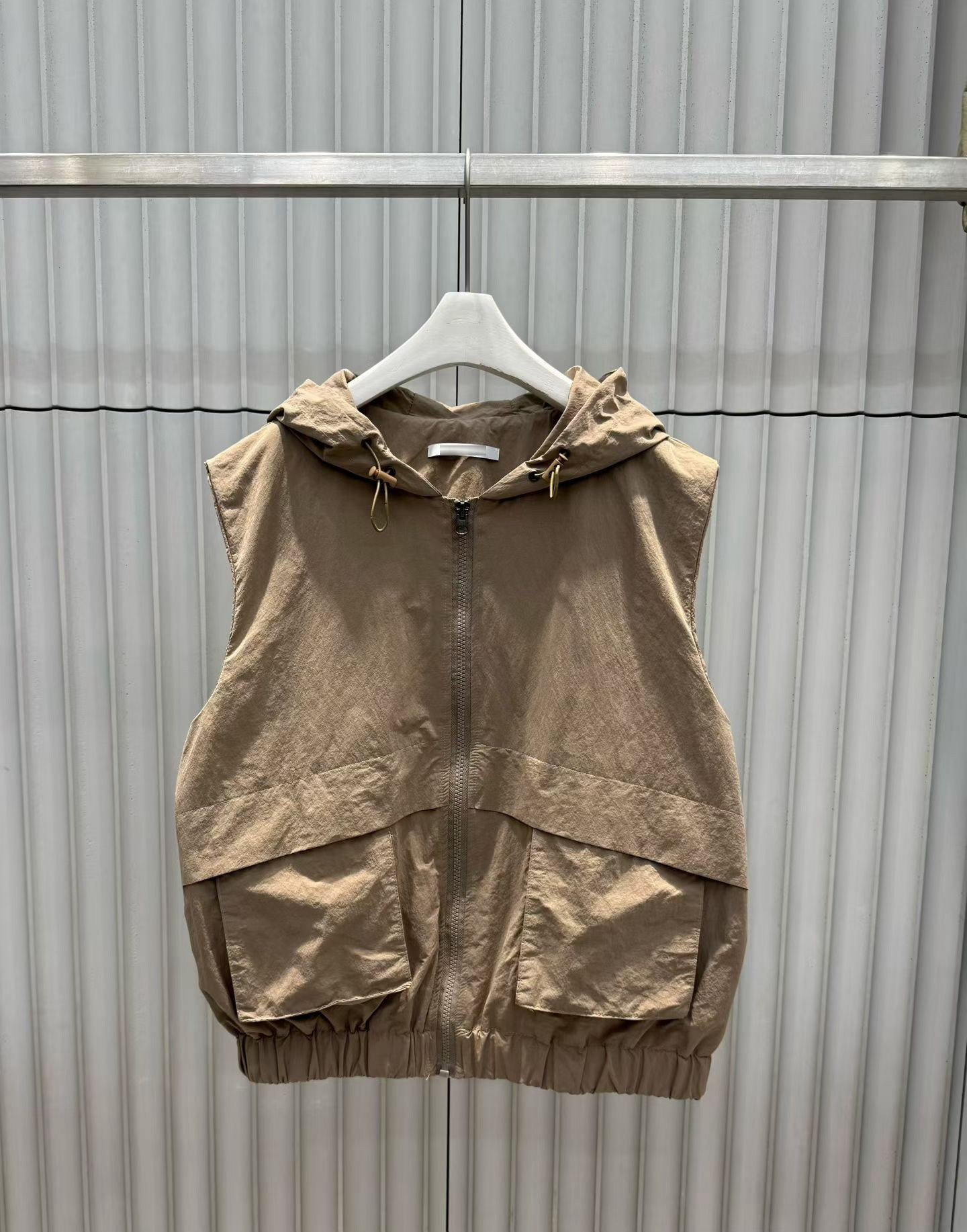 B103.帽可調家斜線連帽背心外套