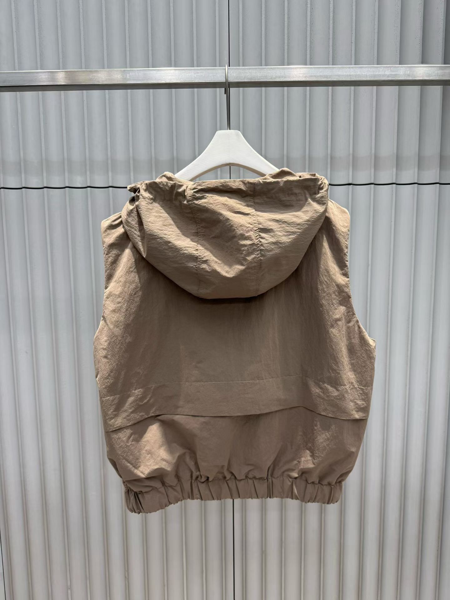 B103.帽可調家斜線連帽背心外套