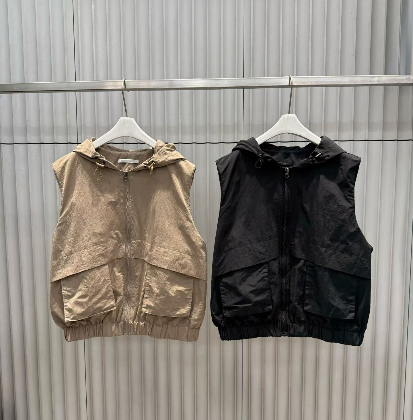 B103.帽可調家斜線連帽背心外套