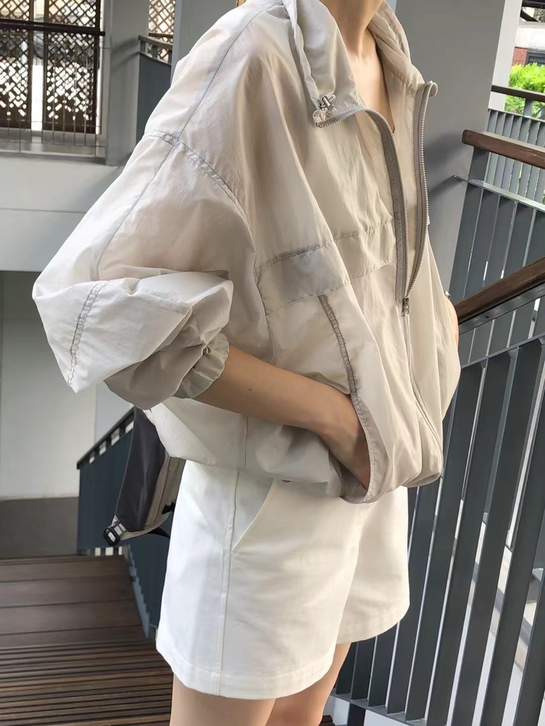 A112.顏值家立領落肩拉鍊尼龍外套