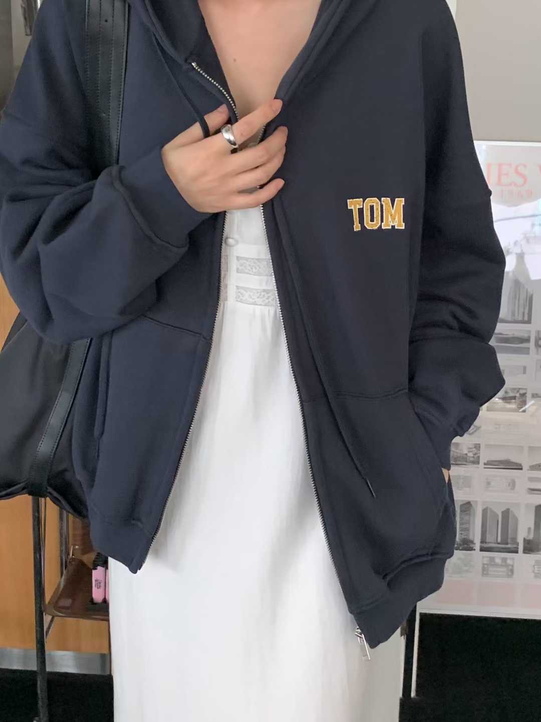 A58.小V家寬鬆連帽TOM印字外套