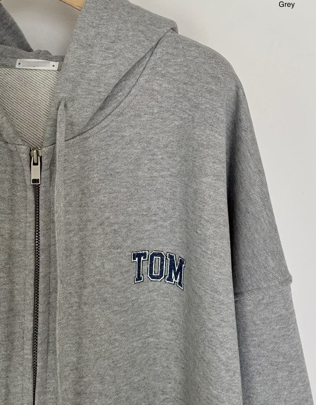 A58.小V家寬鬆連帽TOM印字外套