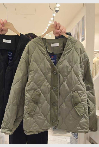 B121.小臉歐膩菱格車線鋪棉外套