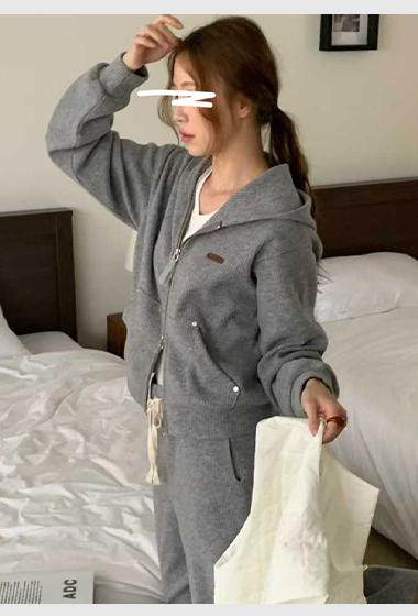 A44.休閒坑條小皮標連帽外套