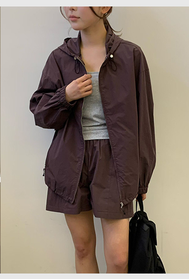 B47.G牌輕量連帽防風外套