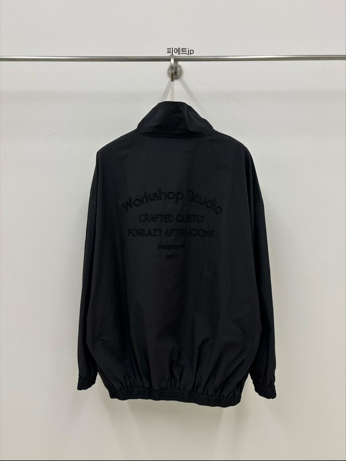 B61.小V家後背繡字防風外套