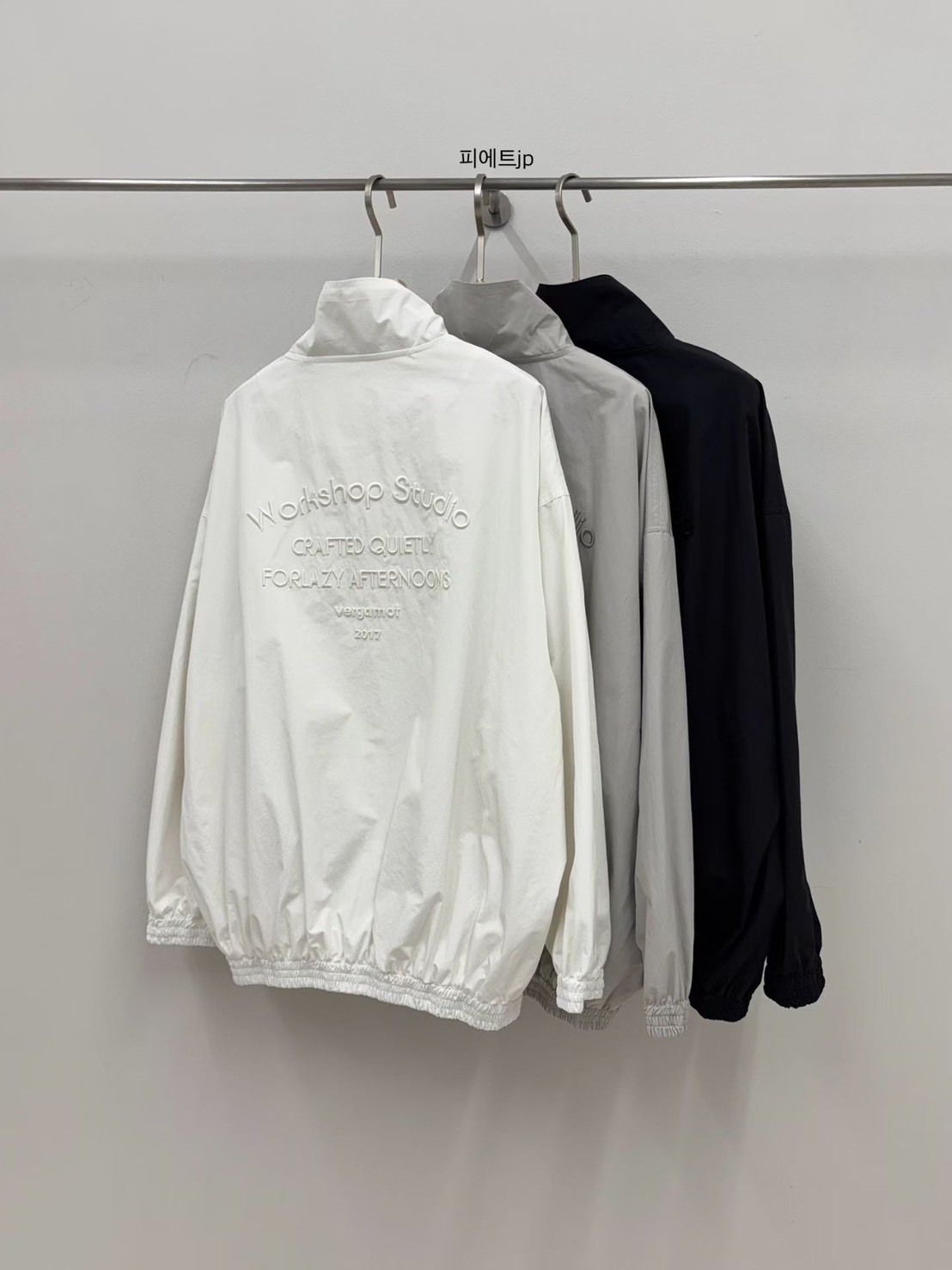 B61.小V家後背繡字防風外套