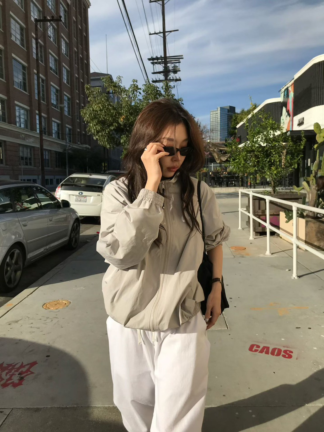 B61.小V家後背繡字防風外套