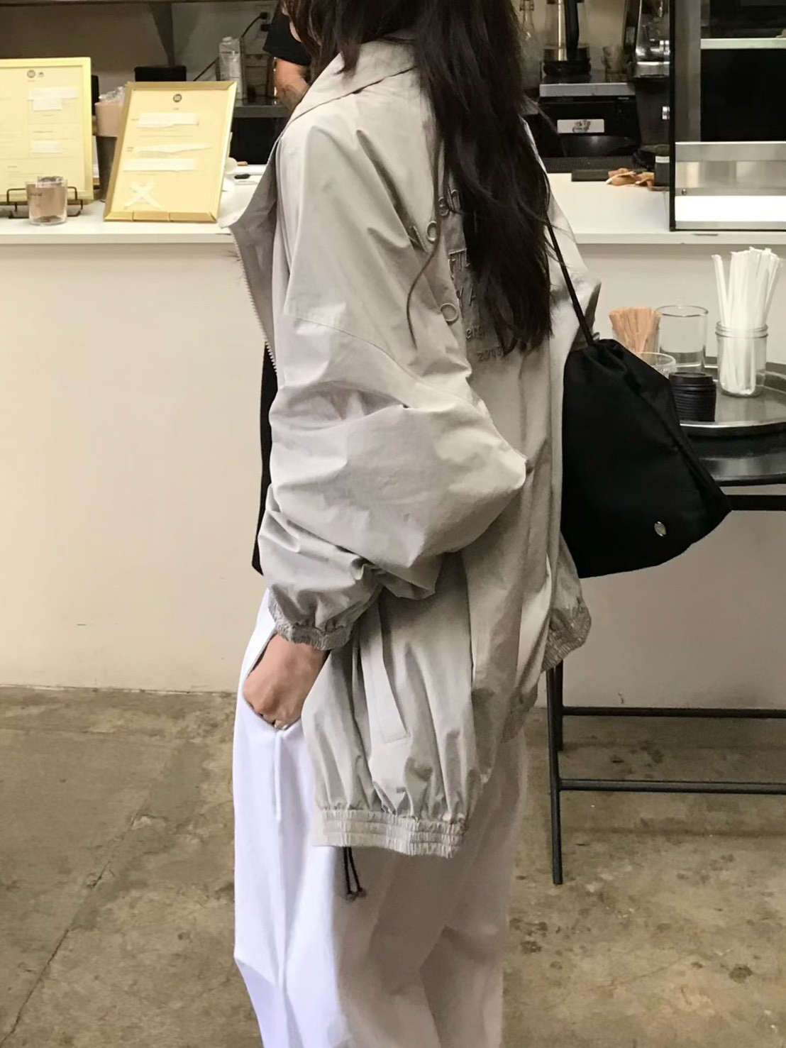 B61.小V家後背繡字防風外套