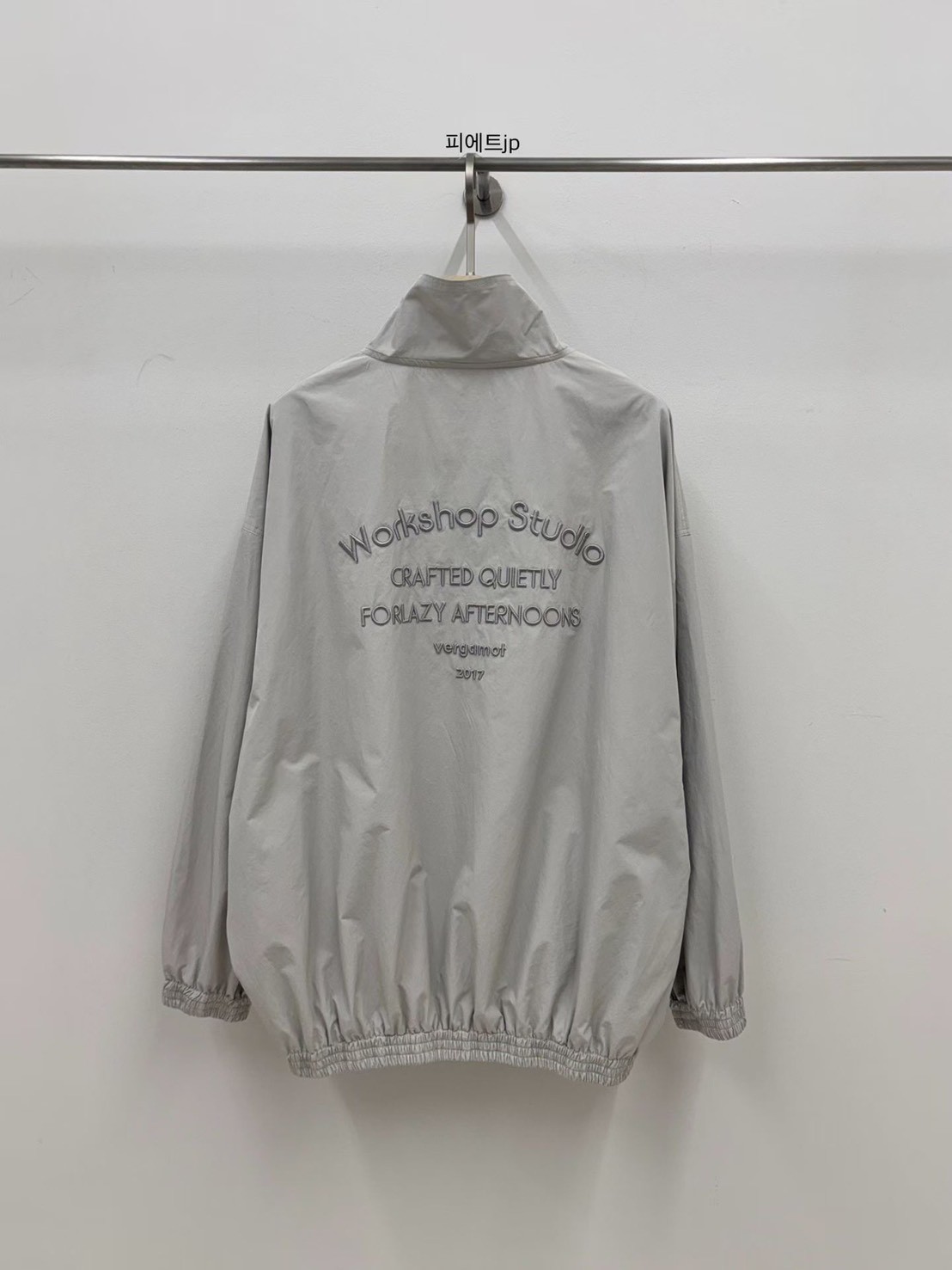 B61.小V家後背繡字防風外套