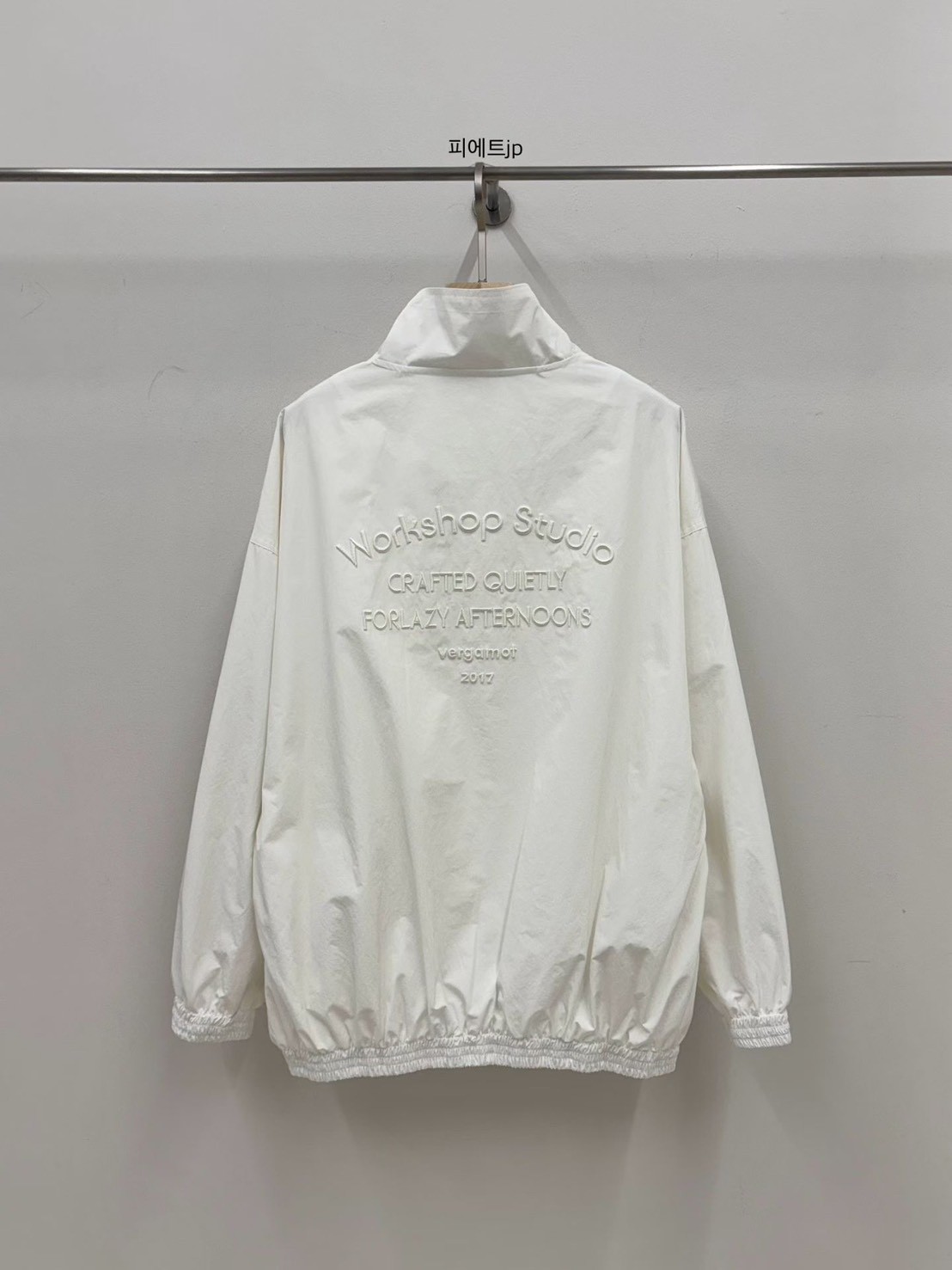 B61.小V家後背繡字防風外套