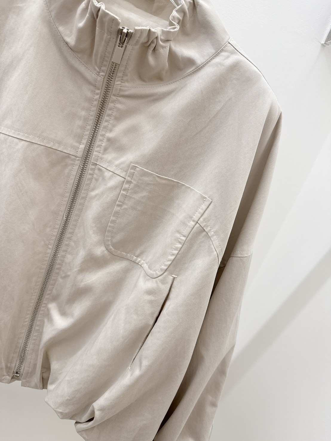 A13.奶霜造型剪接防風拉鍊外套