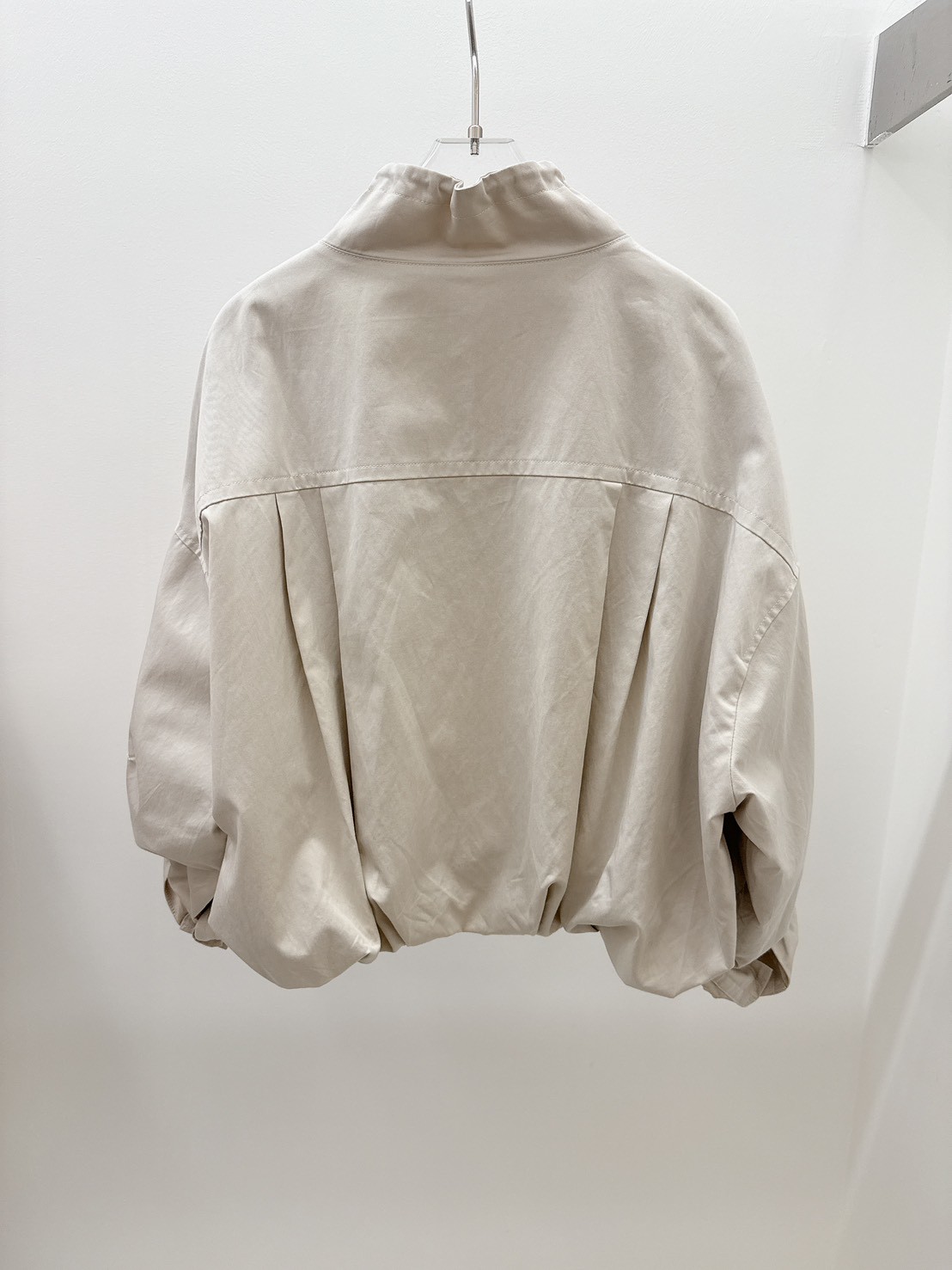 A13.奶霜造型剪接防風拉鍊外套