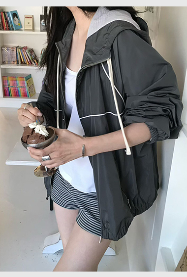 B93.小V家運動風拉鍊外套