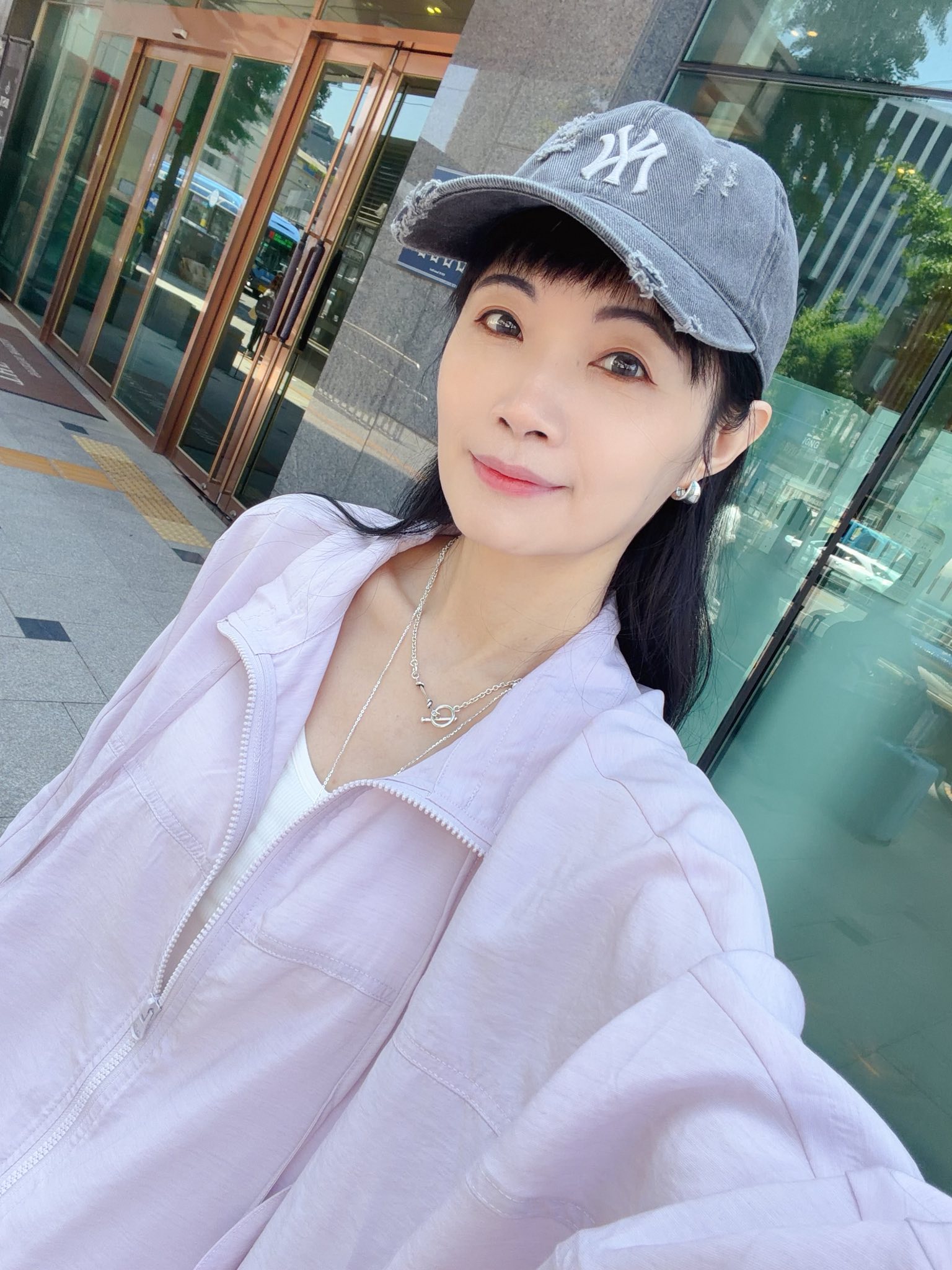 淺色下擺調節防曬外套