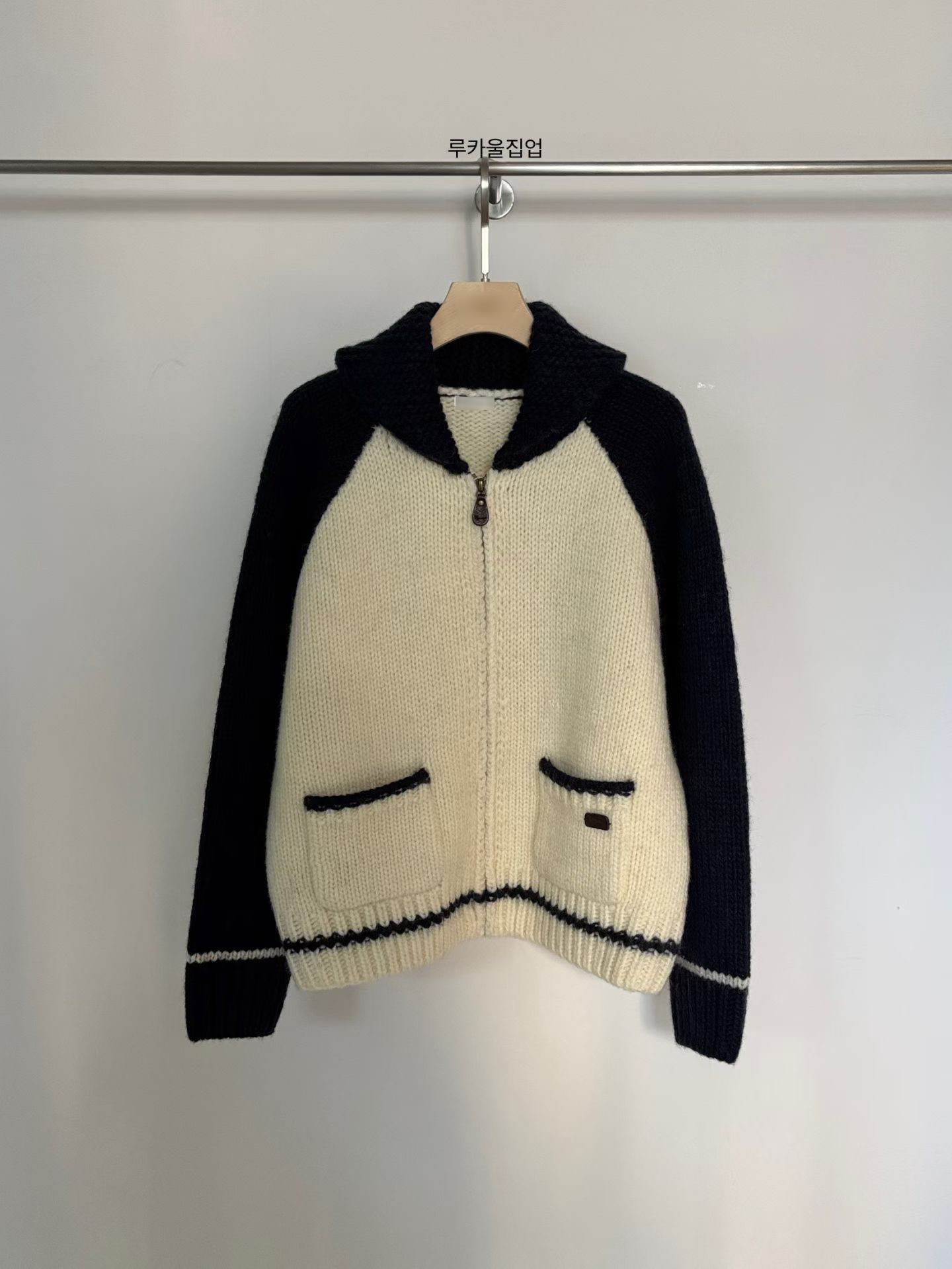 A09.小V家俏皮100%WOOL拼色拉鍊外套