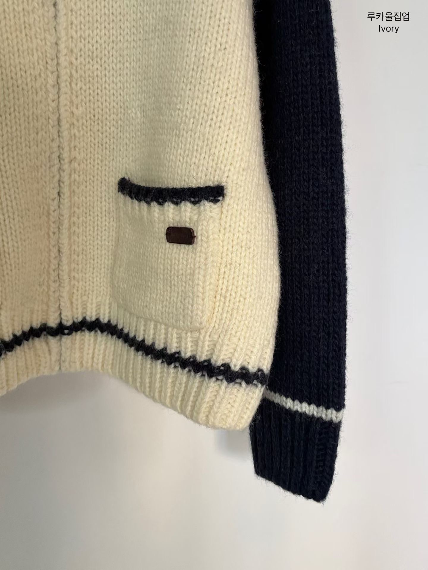 A09.小V家俏皮100%WOOL拼色拉鍊外套